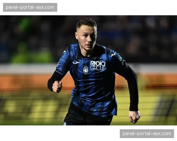 特写:亚特兰大中场库普梅纳斯指挥防线前压的瞬间 特写:亚特兰大中场库普梅纳斯指挥防线前压的瞬间