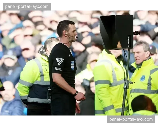 特写镜头：VAR长时间复核后，主裁维持点球判罚